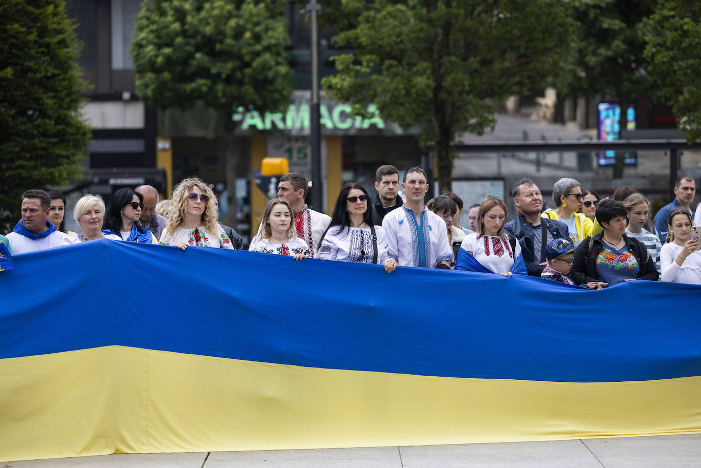 Una gran bandera ucraniana encabezó la reivindicación de los ucranianos y la ciudadanía santanderina.