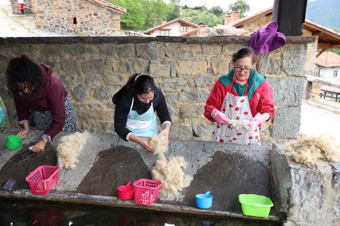 Raquel, Luz y Amaranta, lavando la lana en el lavadero del pueblo