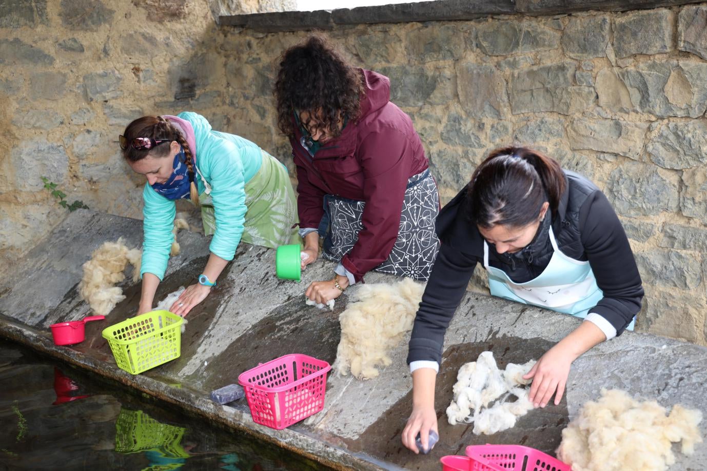 Frederique, Raquel y Luz, durante el lavado de la lana en el lavadero