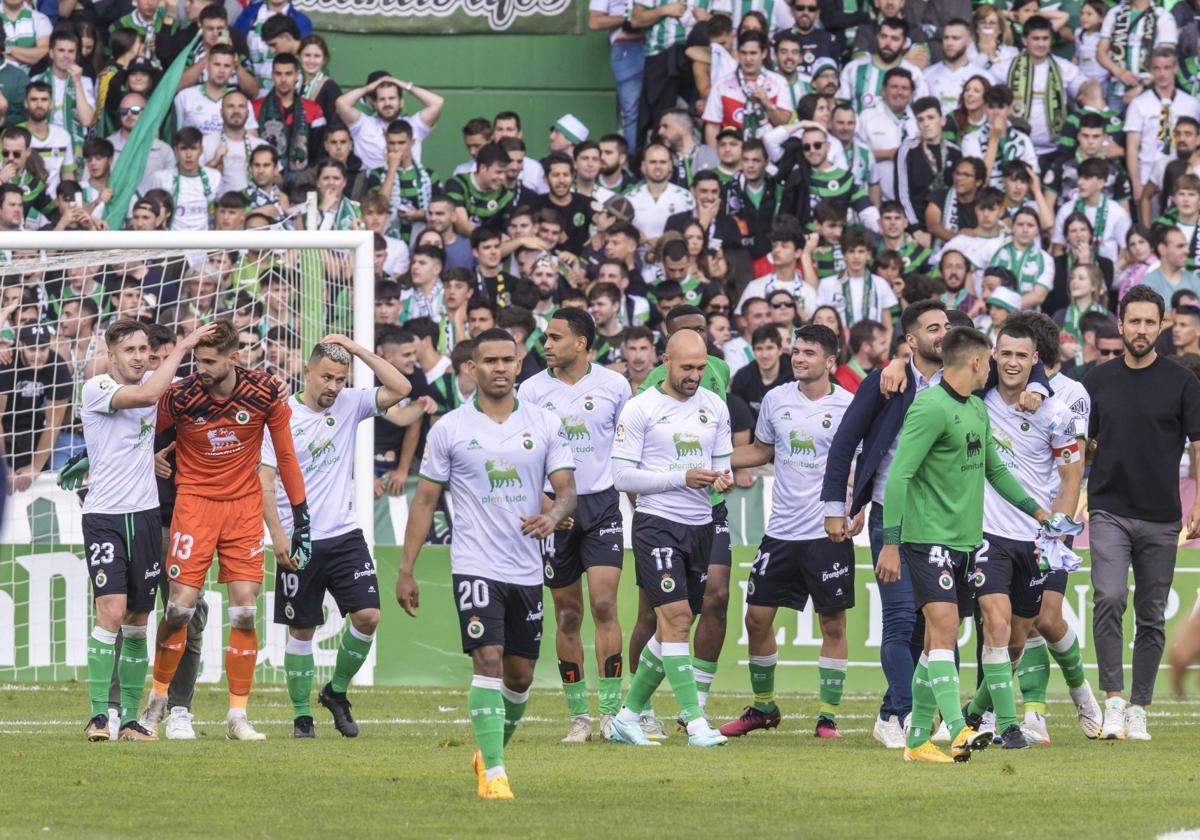 Los jugadores del Racing, tras consumarse la permanencia en Segunda División.