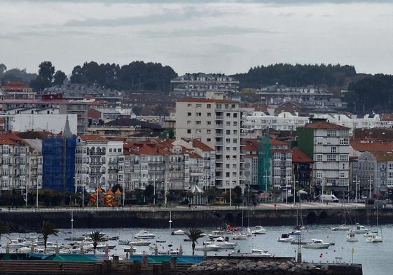 Imagen de la bahía de Castro Urdiales y del parque de Amestoy.