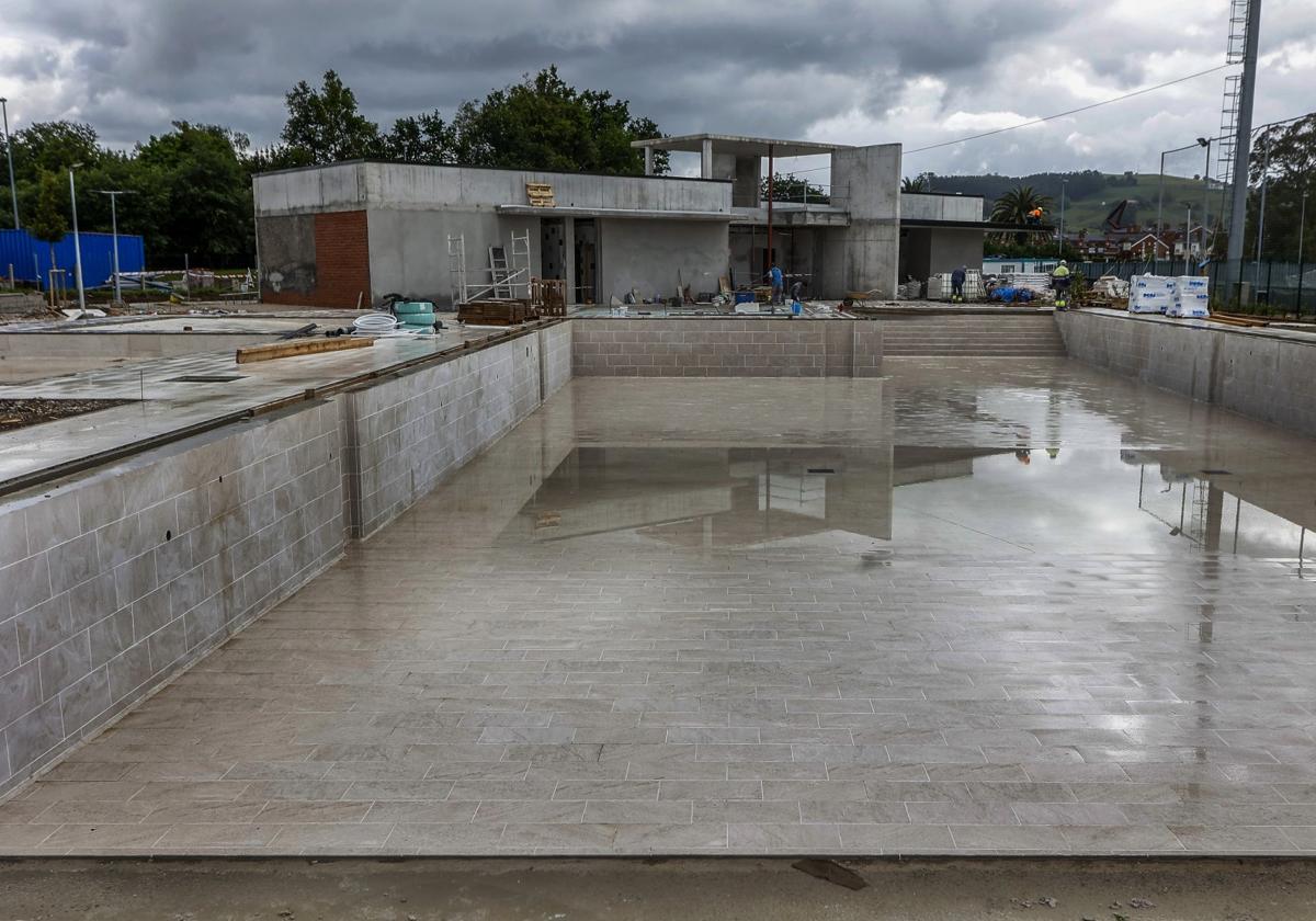 Operarios trabajan en el complejo de Santa Ana (Tanos), donde serán inauguradas las nuevas piscinas al aire libre de Torrelavega.