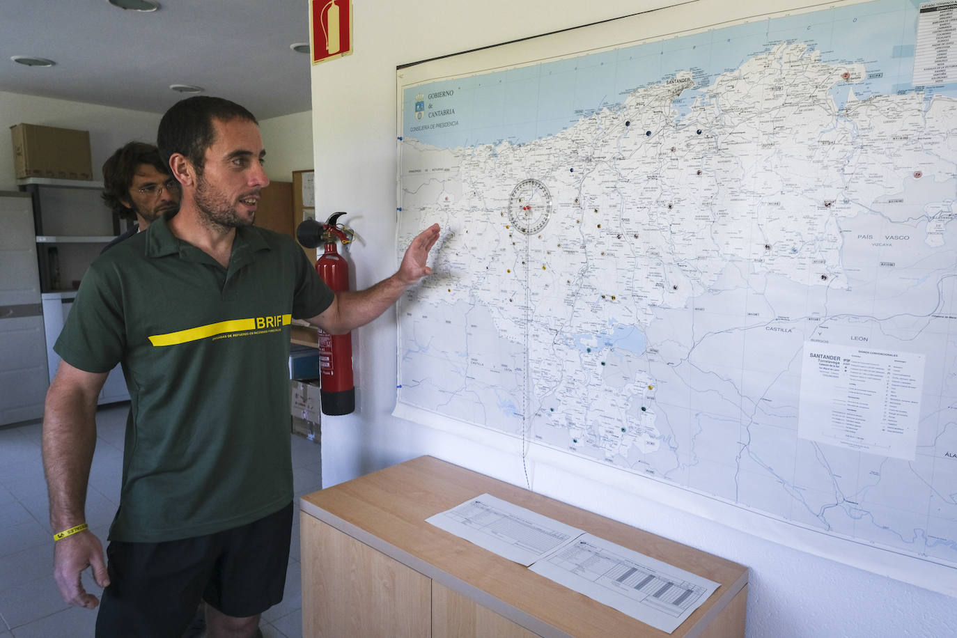 Senen Álvarez, técnicode la BRIF Ruente, muestra el mapa de actuación de la unidad en su base, ubicada en Ucieda.