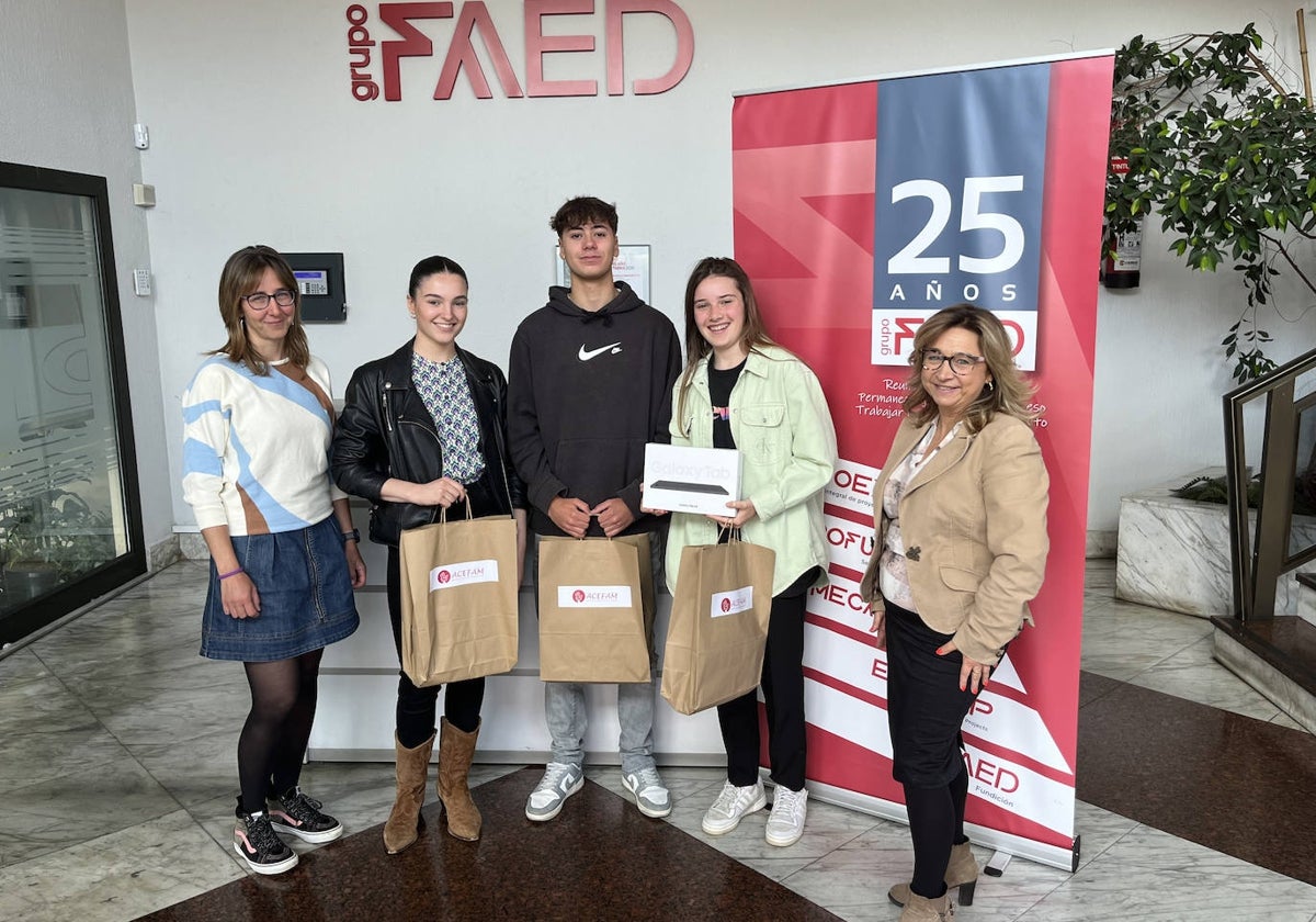 Los alumnos posan en las instalaciones de Grupo Faed