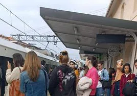 Los usuarios esperan en la estación de Bezana tras ser evacuados.