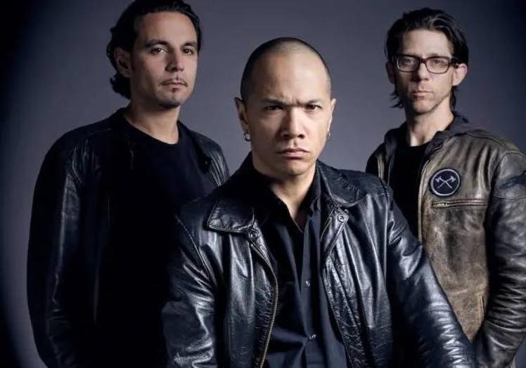 Imagen principal - El trío canadiense de hard rock Danjo Jones, 'Aiko el grupo', parte de la representación local y Desakato, que anunció en 2022 su retirada tras veinte años de carrera.