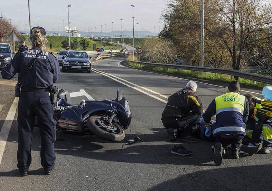 Los servicios sanitarios atienden a un motorista accidentado en la S-10 a la altura de Nueva Montaña