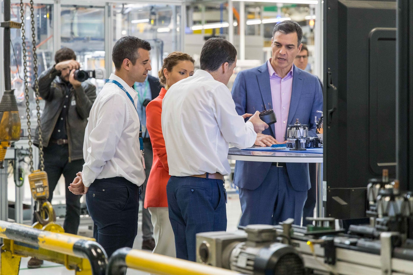 Durante su visita a la factoría de SEG Automotive, los responsables de la empresa le explicaron las últimas inversiones de la empresa instalada en Treto.