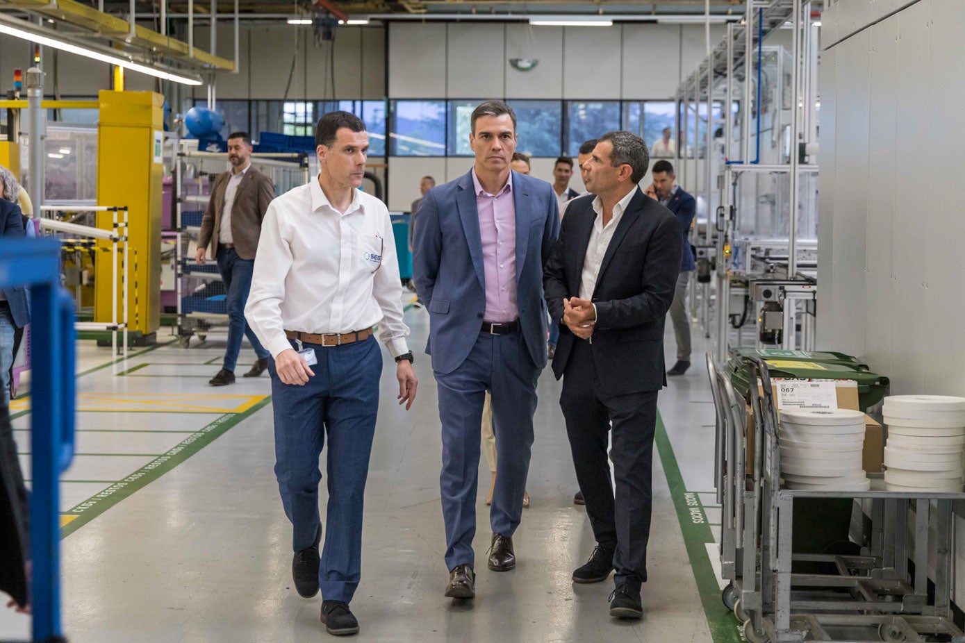 Pedro Sánchez recorrió la fábrica de SEG Automotive acompañado por los responsables de la empresa que le explicaron sus principales líneas de fabricación.