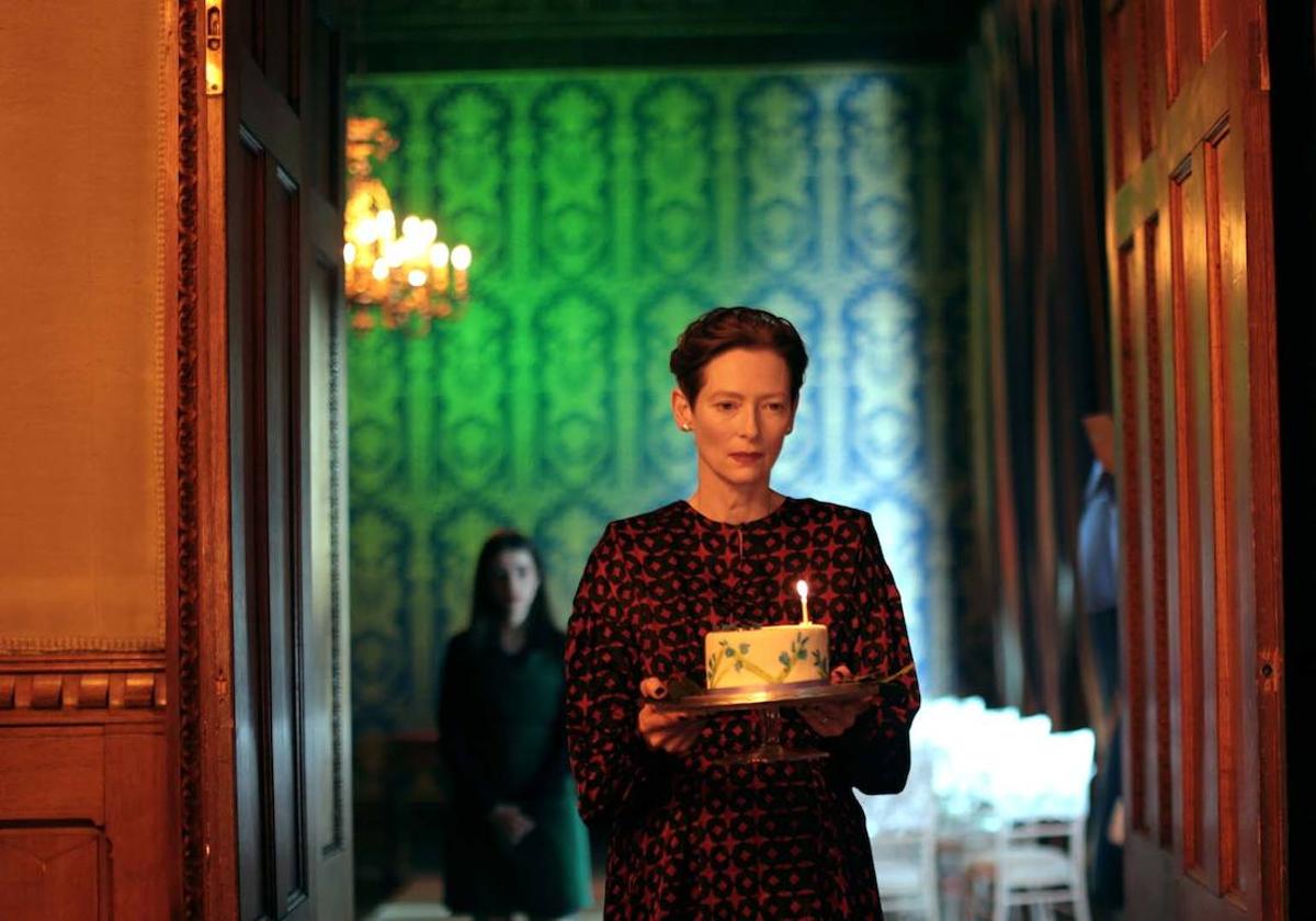 Tilda Swinton es la dueña, reina y luz del filme.