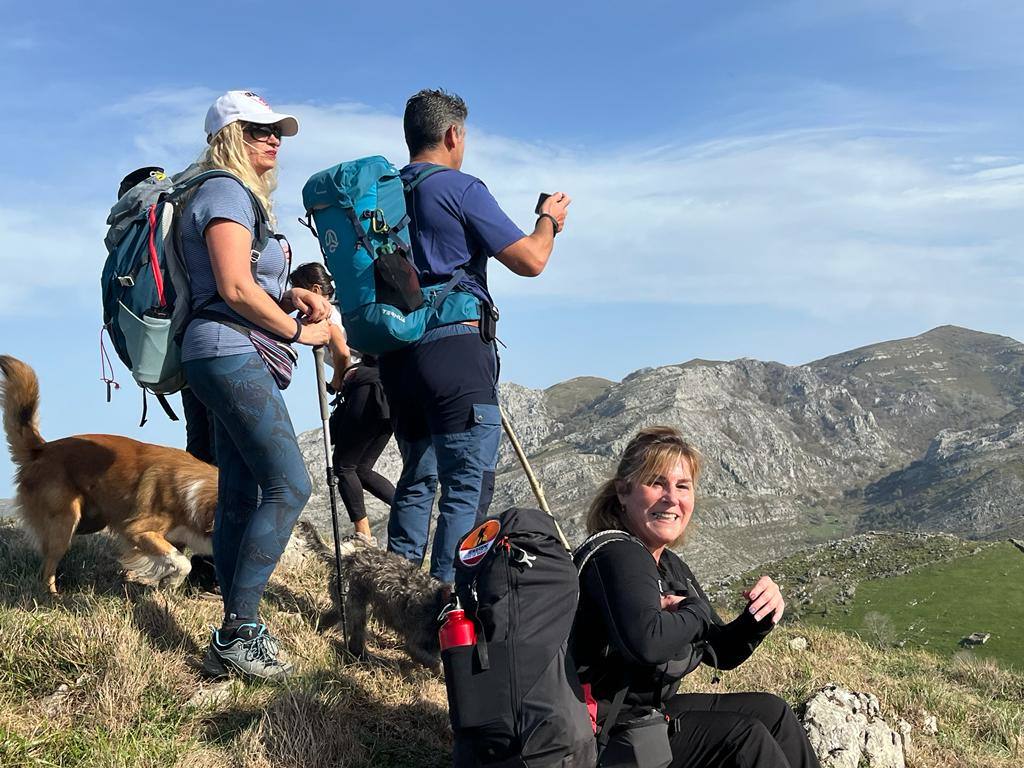 Merece la pena parar a descansar en el alto del Machurro y contemplar desde allí el espectáculo montañoso