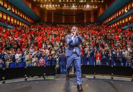 El presidente sube al escenario de la Sala Argenta, que puso el cartel de completo. Otras 200 personas que acudieron al acto se tuvieron que quedar fuera.