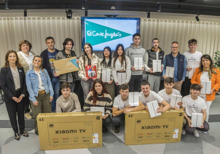 Los equipos ganadores de las categorías Bachillerato-Grado Medio; Grado Superior; y mención Mentores, recogen sus premios electrónicos