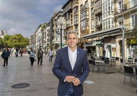 El líder socialista, ayer por la mañana, en la calle Burgos de Santander después de la entrevista con El Diario Montañés.