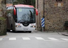 Un autobús escolar a su paso por una calle de Cabezón de la Sal.