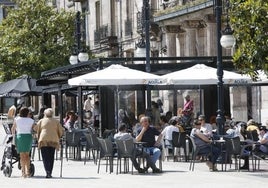 Clientes consumen en una terraza, en un establecimiento hostelero de Torrelavega.