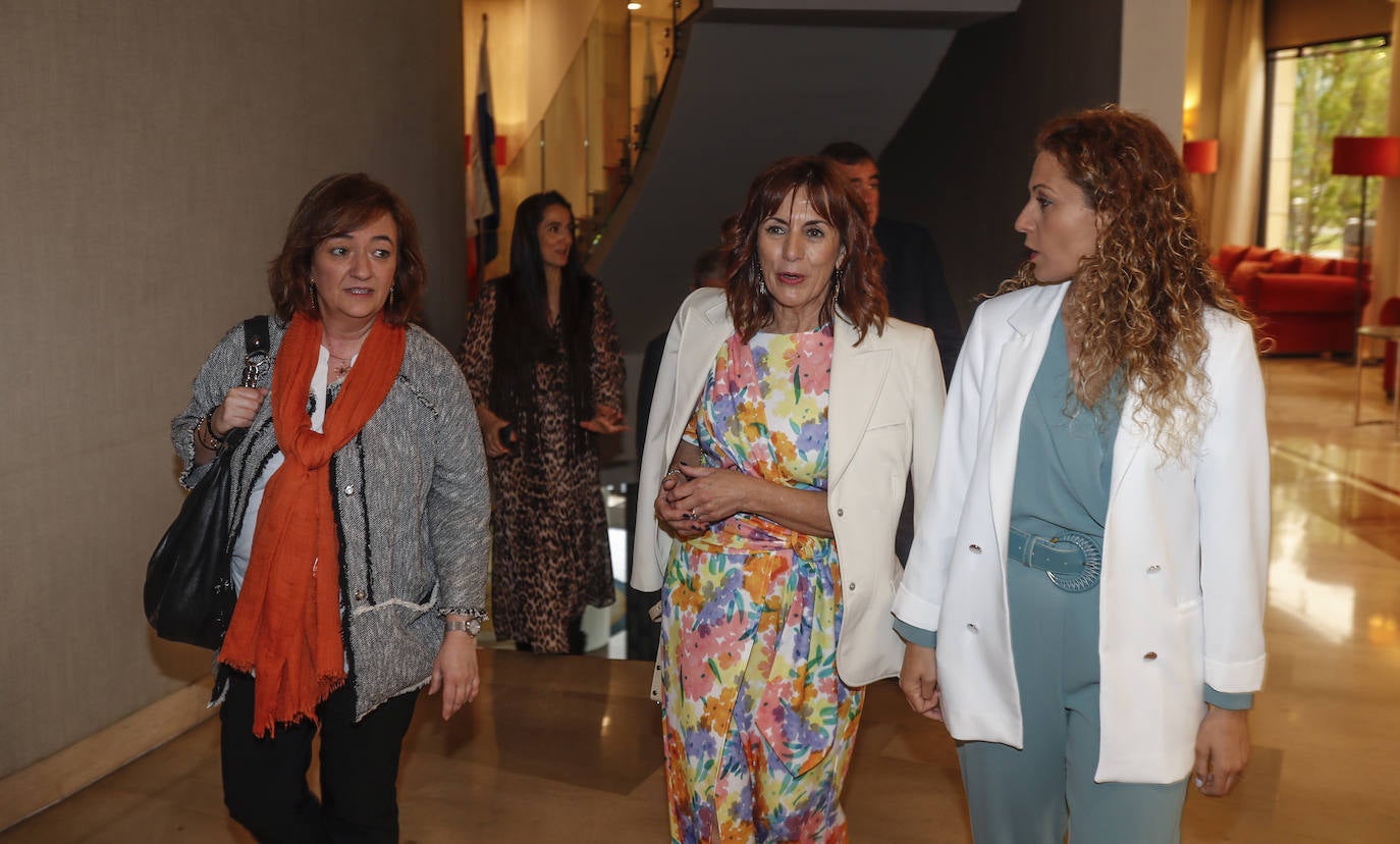 La ponente Cristina Herrero, junto a la consejera de Economía Ana Belén Álvarez y la delegad de Gobierno Ainoa Quiñones.