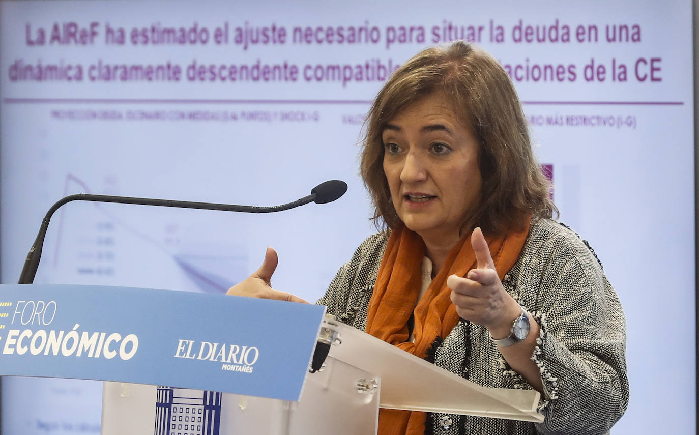 La experta en finanzas, Cristina Herrero en la conferencia del foro económico de El Diario Montañés.