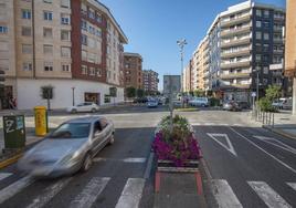 La alcaldesa de Camargo, Esther Bolado, ha rubricado el acuerdo junto a la subjefa provincial de Tráfico, Nuria Colsa, la directora del centro educativo, Paz Fernández, un representante de la DGT, Iván Sisniaga y la profesora de biología, Alejandra Gómez.