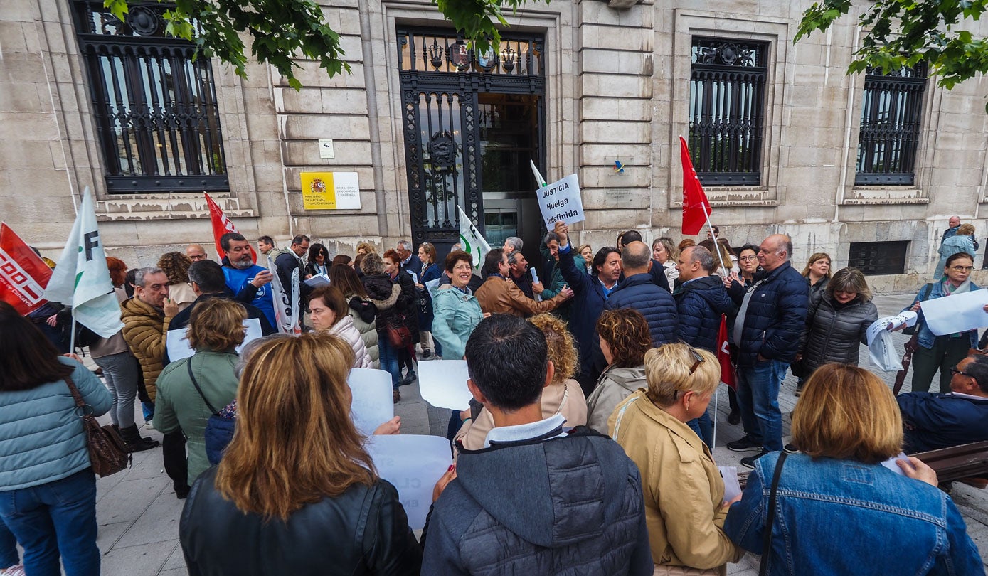 Decenas de funcionarios acudieron este martes a la protesta frente a Hacienda.