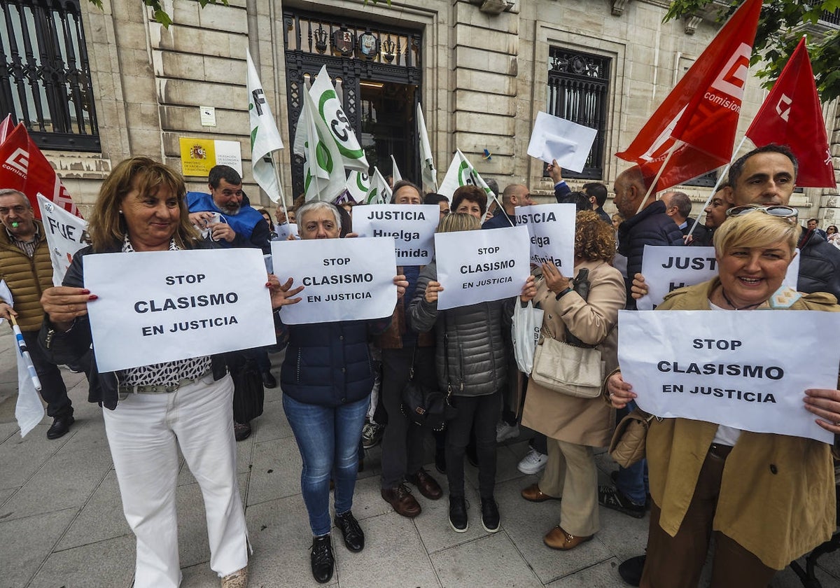 Asistentes a la concentración de este martes frente a la Delegación de Hacienda en Cantabria.