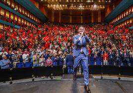 El presidente del Gobierno, Pedro Sánchez, sube al escenario de la Sala Argenta, que puso el cartel de completo