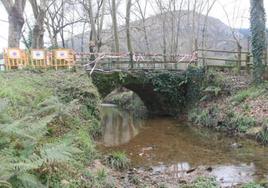 En la actualidad el puente carece de aceras debido a su escasa anchura.