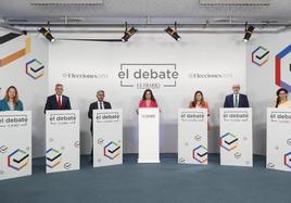 De izquierda a derecha, Leticia Díaz (Vox), Pablo Zuloaga (PSOE), Miguel Ángel Revilla (PRC), la periodista Pilar González Ruiz, María José Sáenz de Buruaga (PP), Felix Álvarez (Cs) y Mónica Rodero (Podemos-IU)