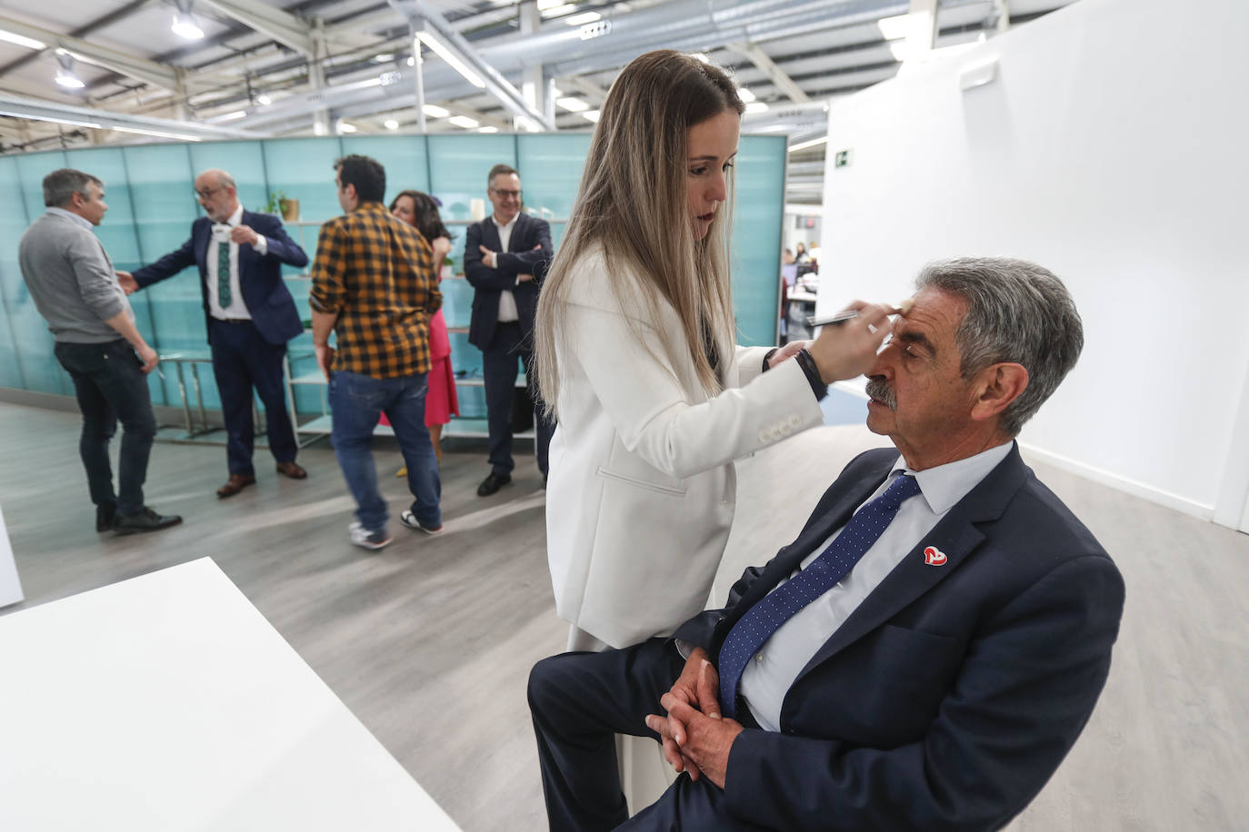 Miguel Ángel Revilla también pasó por la brocha antes del debate.