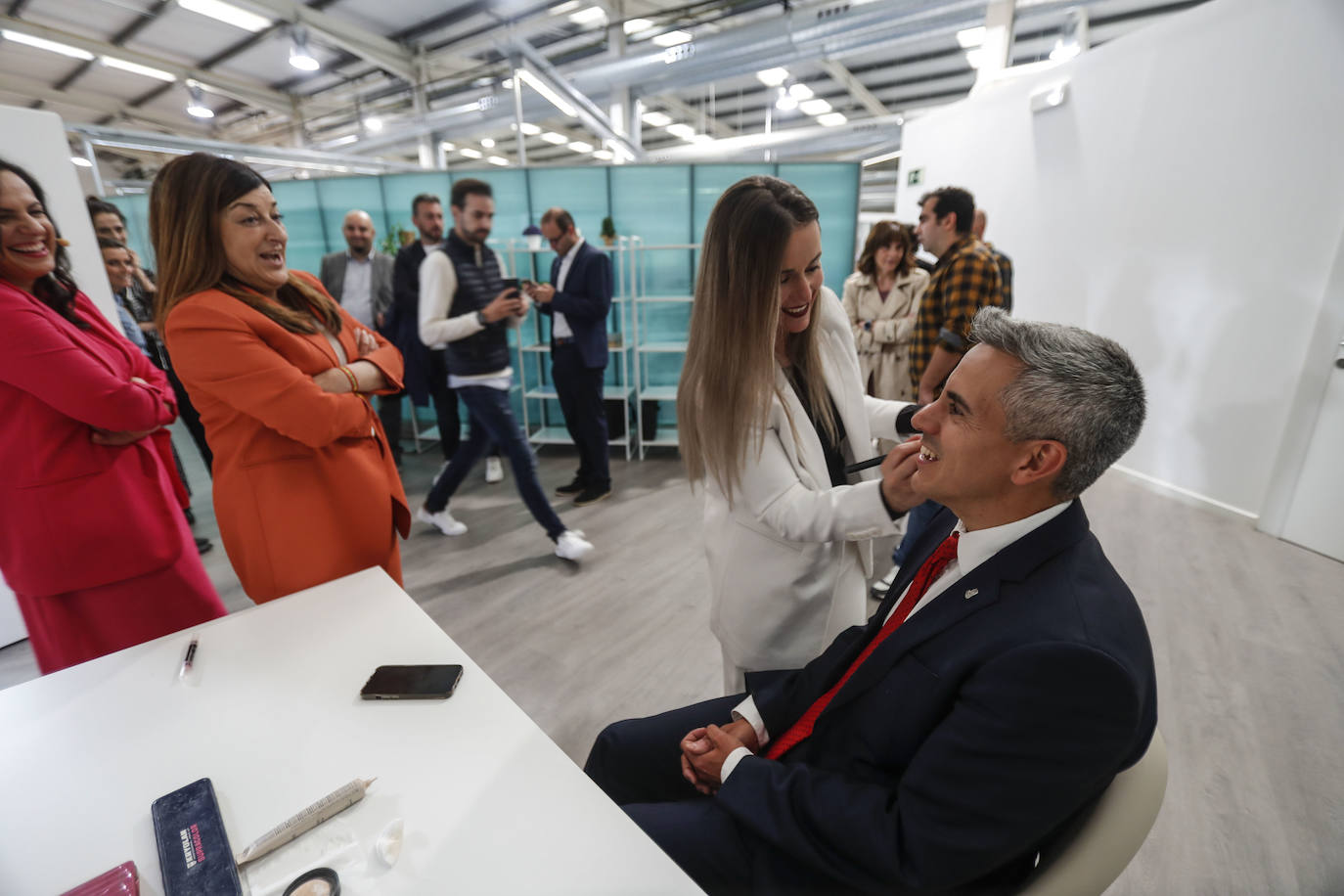 Pablo Zuloaga conversa con María José Sáenz de Buruaga momentos antes de empezar el debate.