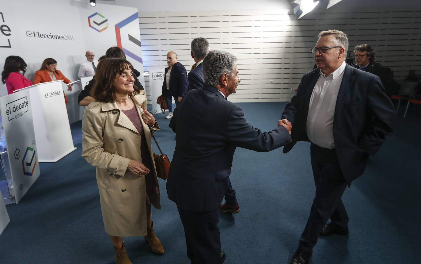 Revilla se despide del director de El Diario Montañés, Íñigo Noriega, al terminar el debate.