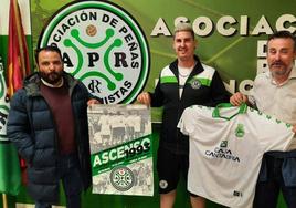 Francisco Martínez, David G. Terren y Ernesto Flores, con el cartel del homenaje y la camiseta conmemorativa.