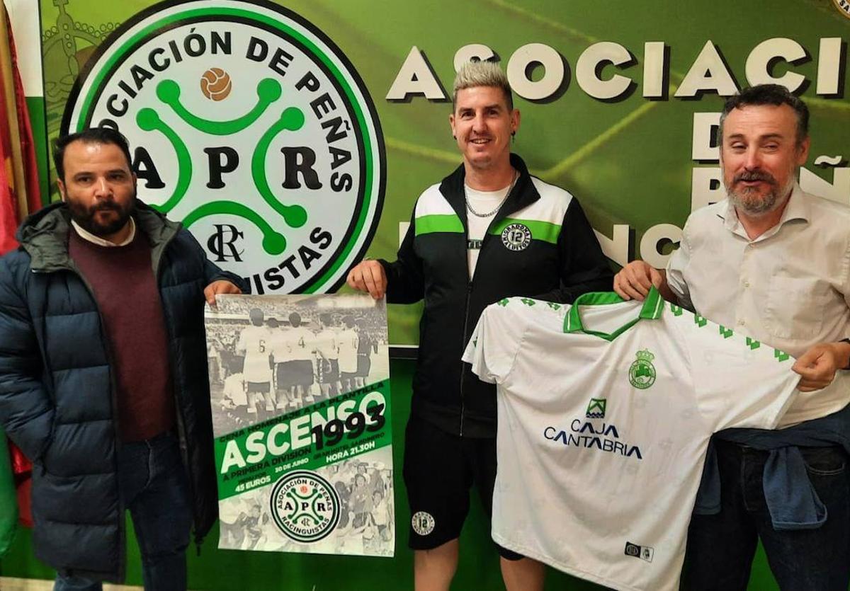 Francisco Martínez, David G. Terren y Ernesto Flores, con el cartel del homenaje y la camiseta conmemorativa.