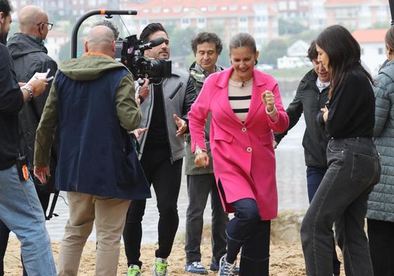 Samantha Vallejo-Nágera, Jordi Cruz, David Bustamante y Pepe Rodríguez, saliendo de la playa de El Tostadero donde les esperan muchos vecinos para hacerse fotos.