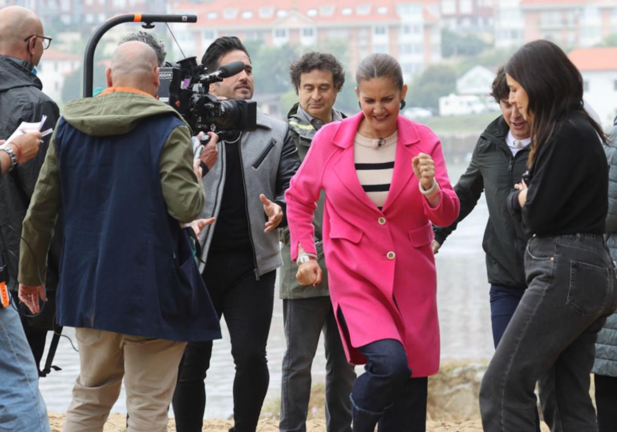 Samantha Vallejo-Nágera, Jordi Cruz, David Bustamante y Pepe Rodríguez, saliendo de la playa de El Tostadero donde les esperan muchos vecinos para hacerse fotos.