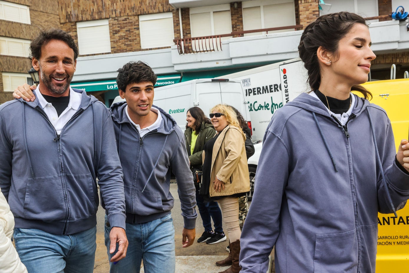 Álvaro Muñoz Escassi, Daniel Illescas y Sandra Gago. Detrás tres vecinas a las que les hizo mucha ilusión saludarles.