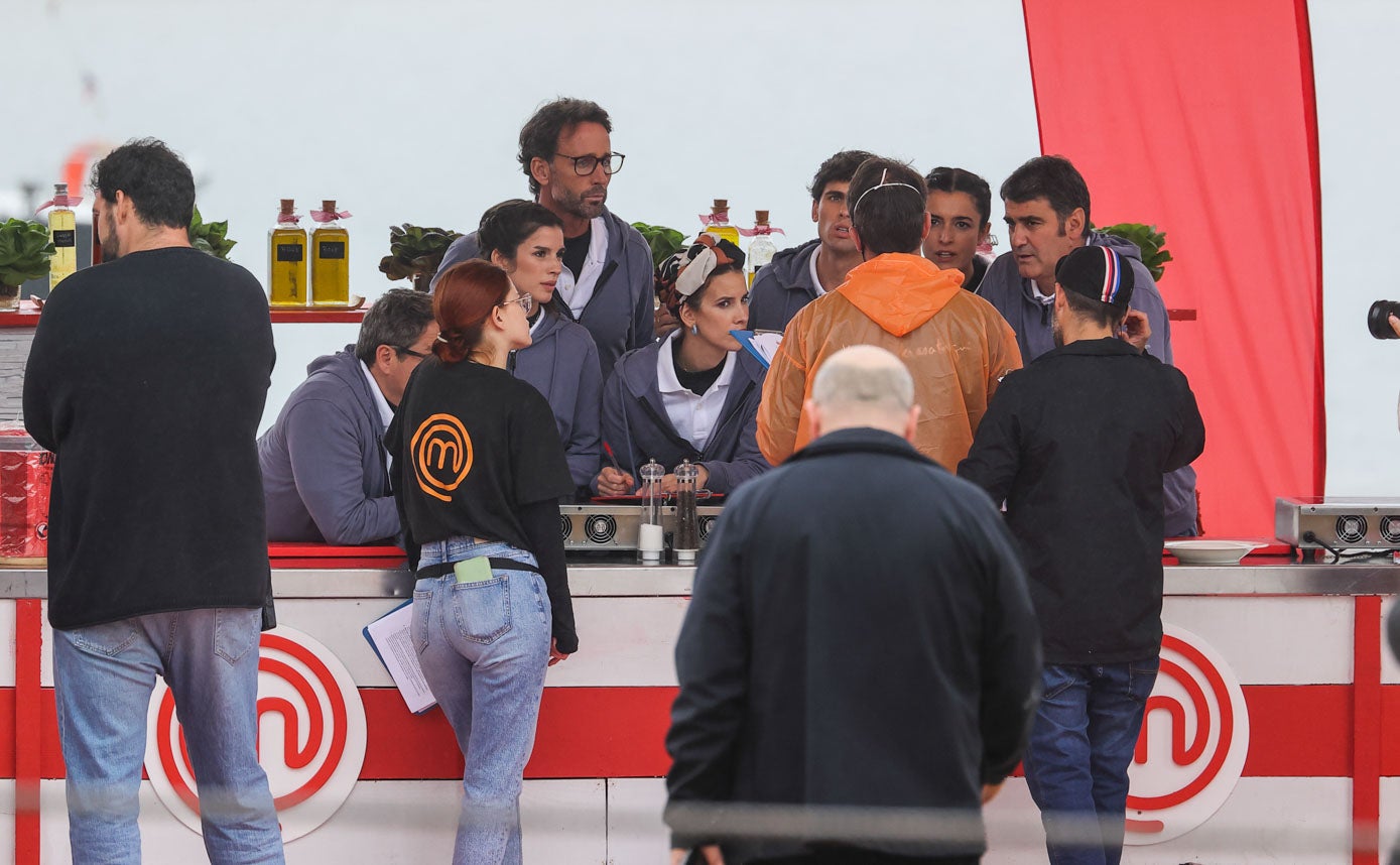 Parte de los concursantes siguiendo las indicaciones del equipo.