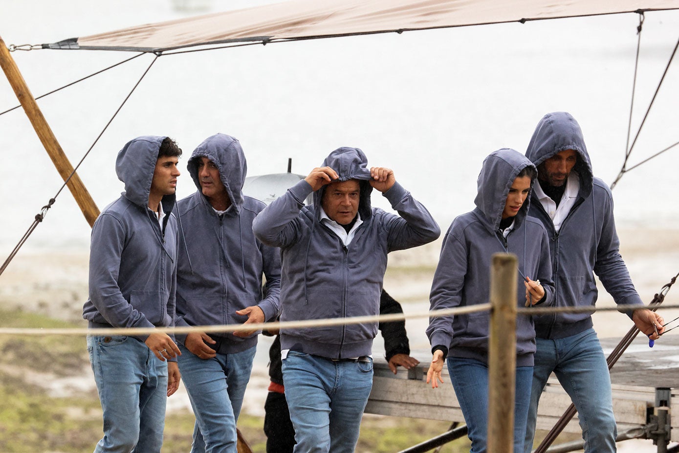 Durante todo el día la lluvia fue intermitente, pero el equipo había preparado unas carpas para que los concursantes no se empaparan durante el rodaje en la playa. Donde no pudieron resguardarse fue en el Mirador del Peregrino donde grabaron por la mañana. Todos se empaparon y tuvieron que ir a cambiarse de ropa.