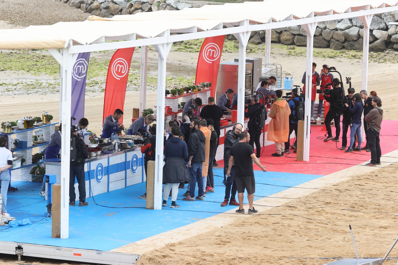 Set de las cocinas instaladas en la playa de El Tostadero donde los concursantes tuvieron que cocinar el menú propuesto por el chef Jesús Sánchez.