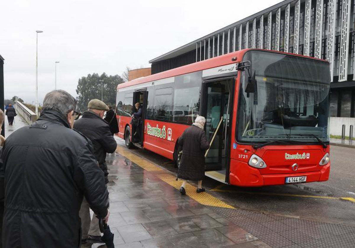 Pasajeros se apean y acceden al Torrebús, en Torrelavega.