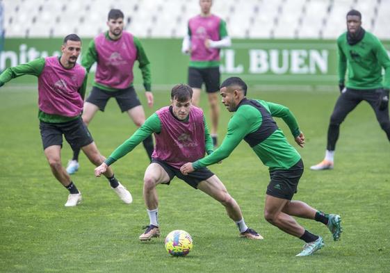 Juergen y Dani Fernández, en primer plano, en un entrenamiento en los Camposde Sport.