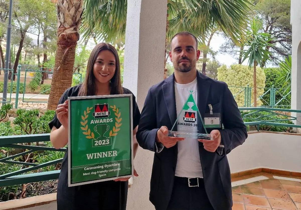 Pablo Alonso (hijo) y Garazi Puyo fueron los encargados de recoger la distinción en Altea.