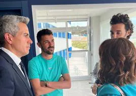 El vicepresidente Zuloaga y la consejera Álvarez, durante su visita a las instalaciones de Madrid, donde colabora David Villa.