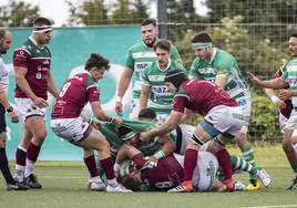 Carlos Barros, del Mazabi, intenta quitarle el oval a Agustín Schab en el partido de ida en San Román.