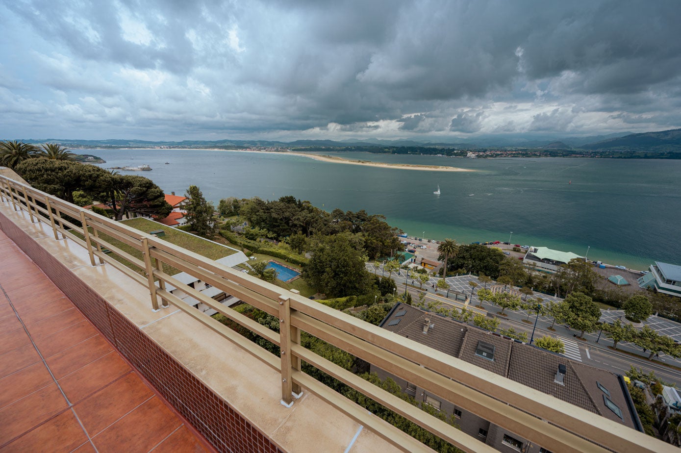 Vista de la playa del Puntal desde la terraza.