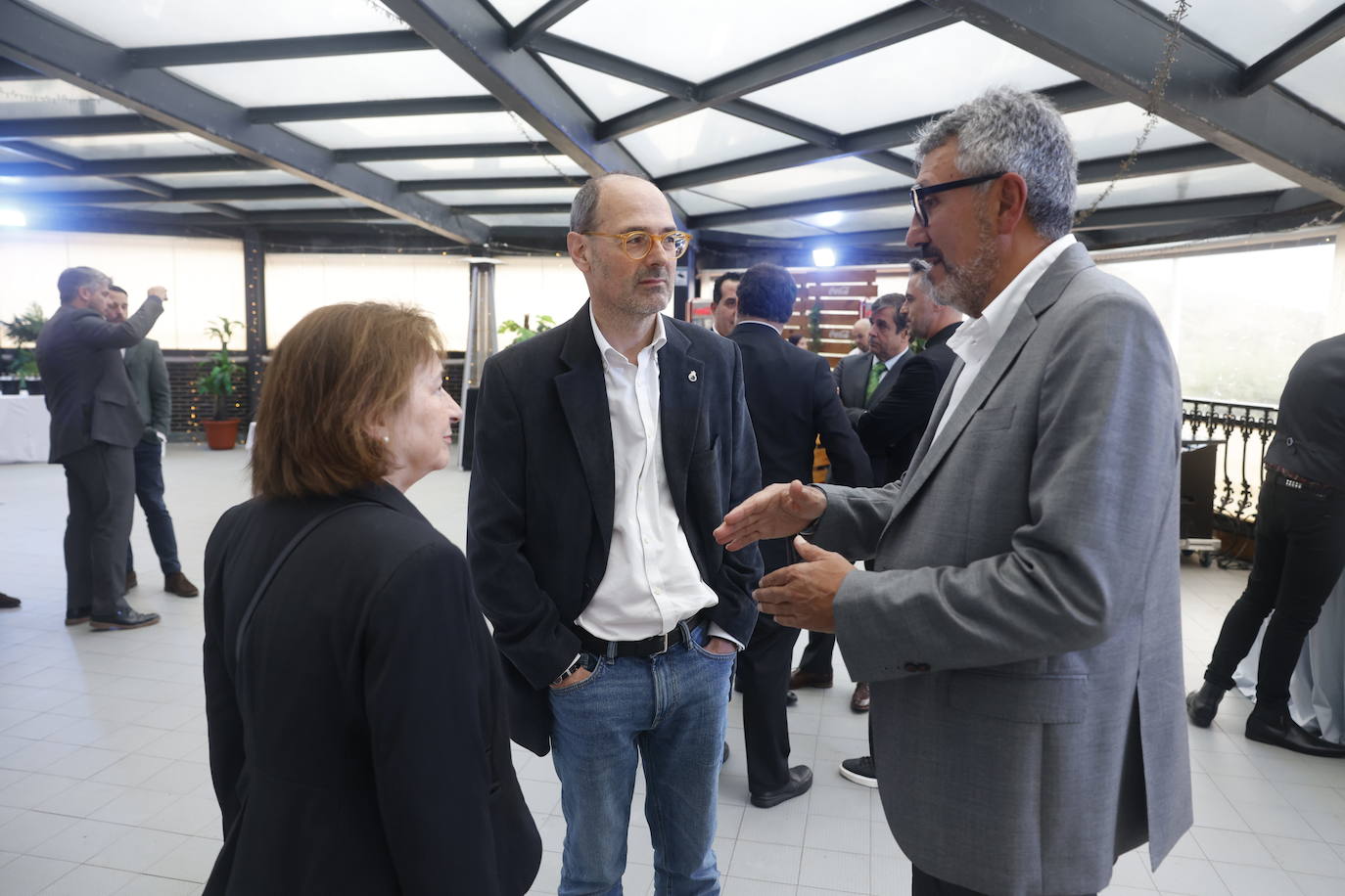 Víctor Diego, representante institucional del Racing, charla con algunos de los invitados al comienzo del acto.