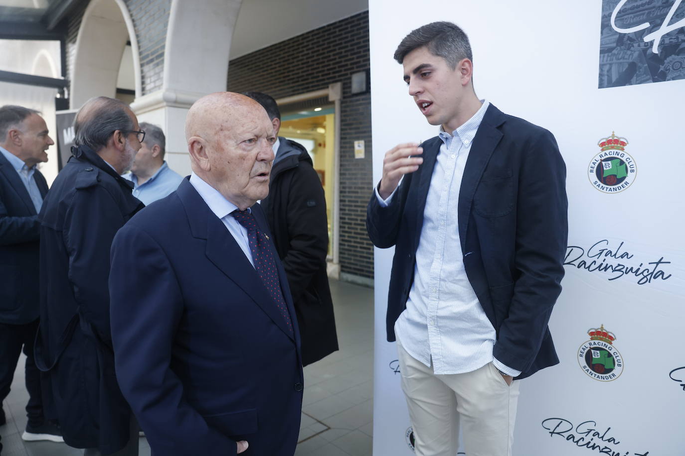 El capitán del Racing, Íñigo Sainz-Maza, junto al socio número cuatro, Pepe Barros.