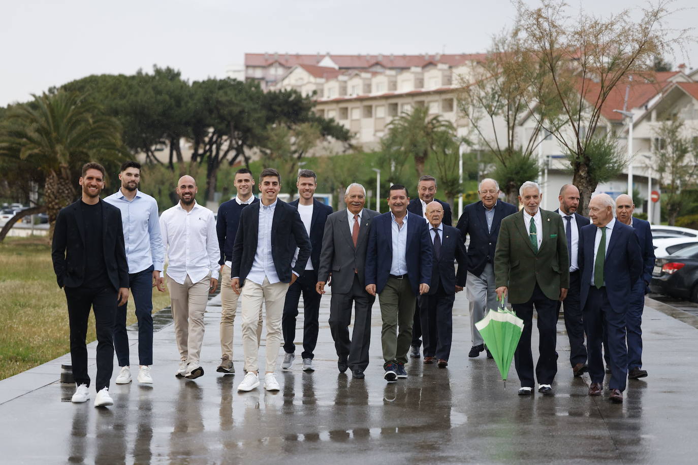 En el paseo marítimo de Mogro. Fausto Tienza, Eneko Satrústegui, Unai Medina, Álvaro Mantilla, Íñigo Sainz_Maza, Mikel Martija, Manolo Chinchón, Pero Ortiz, Alfredo Pérez, Pepe Barros, Santiago Díaz, José Alberto, Mauricio Gómez, Manolo Higuera y Manuel Huerta.