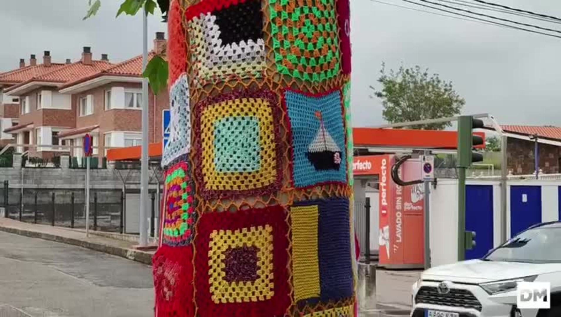 Árboles vestidos de ganchillo en San Román