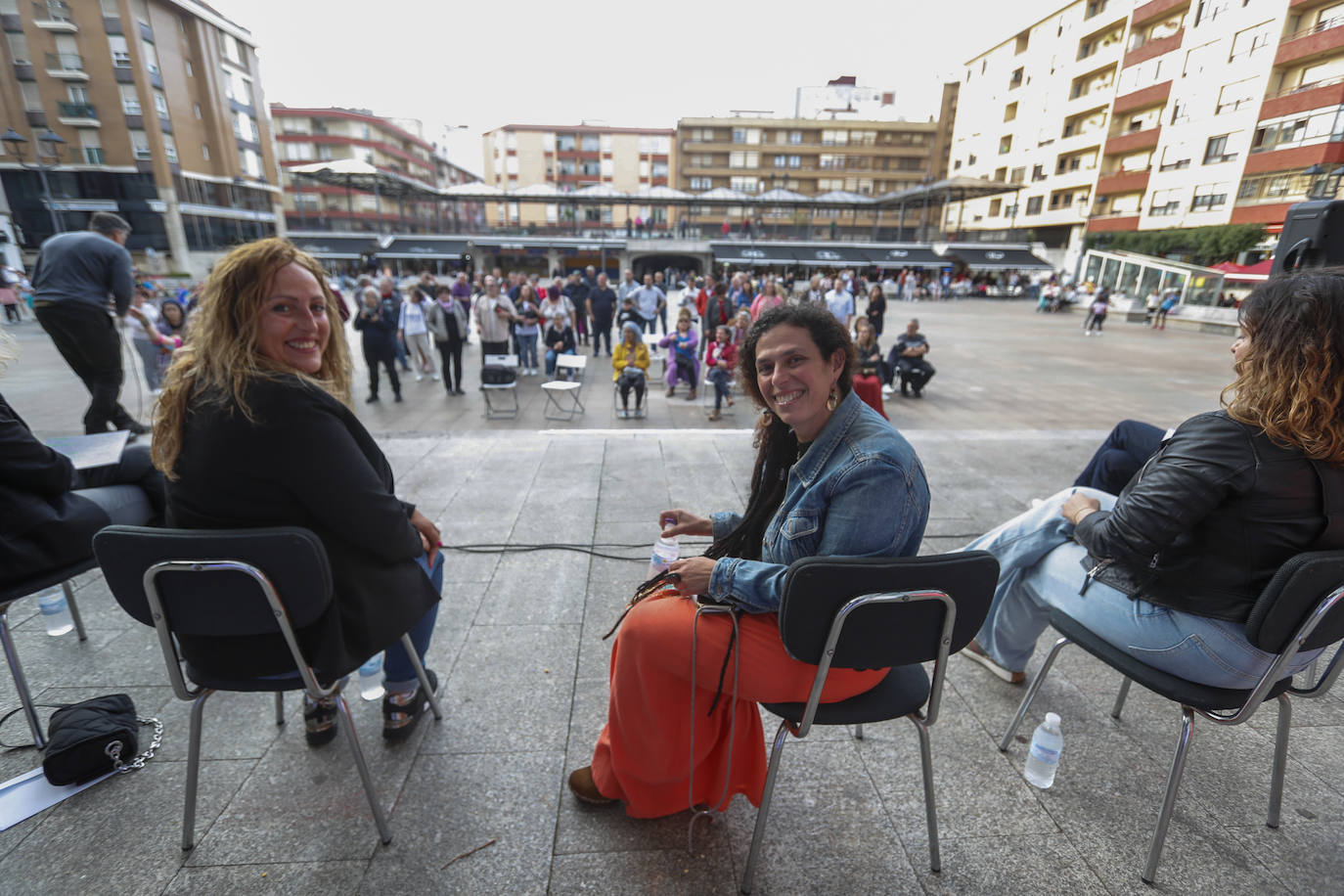 Monica Rodero (derecha) junto a Carmen Martín cerraron la campaña en Maliaño, en la plaza de la Constitución